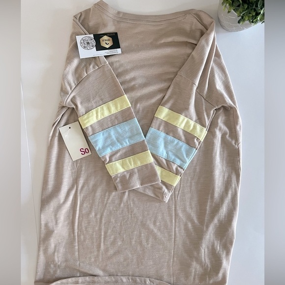 Juniors' SO® 3/4-Sleeve Varsity Tee
by SO size Xs MOCHA FROTH - Picture 7 of 12